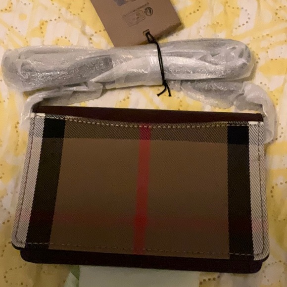 NWT Burberry Hampshire crossbody. - Picture 3 of 7